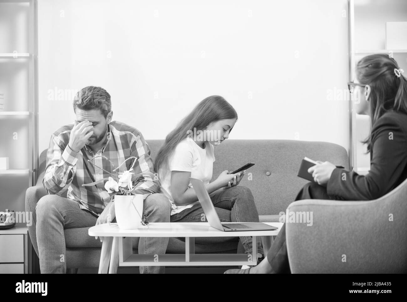 Besorgt Vater sprechen mit Familie Psychologe über Telefon süchtig Kind, Beziehung Stockfoto