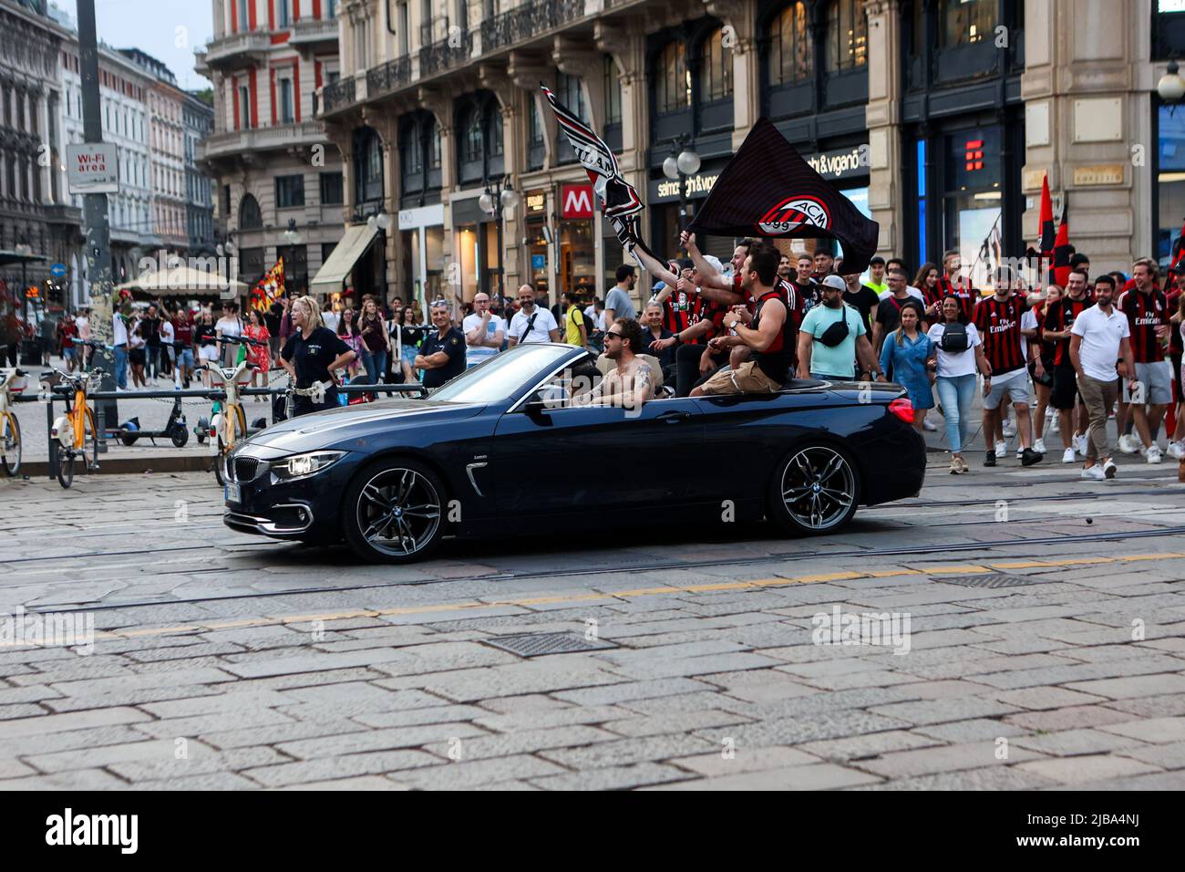 Die Mailänder Fans feiern auf dem Piazza Duomo, nachdem sie am 22 2022. Mai die Serie A und den Scudetto in Mailand, Italien, gewonnen haben Stockfoto