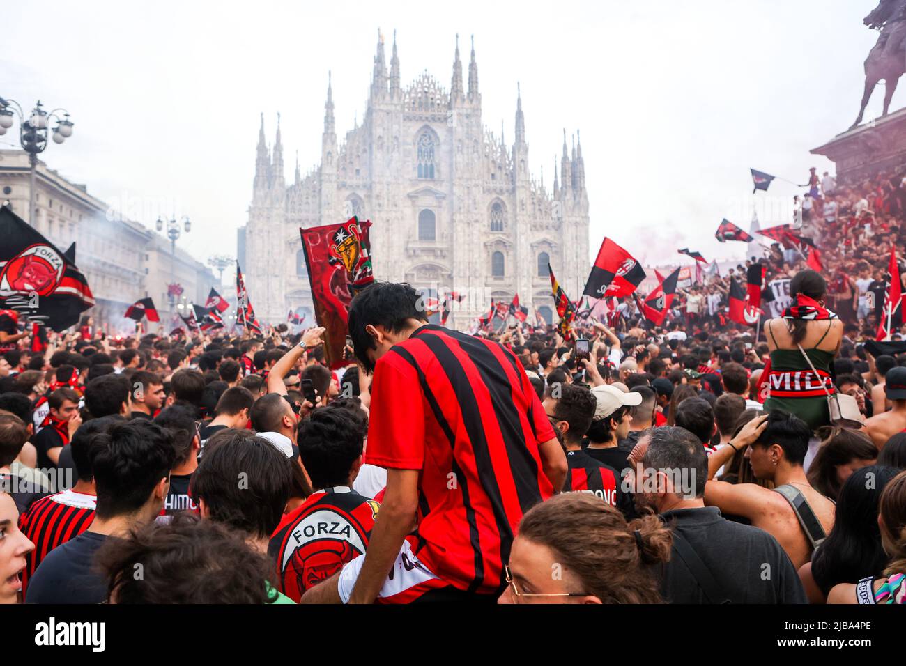 Die Mailänder Fans feiern auf dem Piazza Duomo, nachdem sie am 22 2022. Mai die Serie A und den Scudetto in Mailand, Italien, gewonnen haben Stockfoto