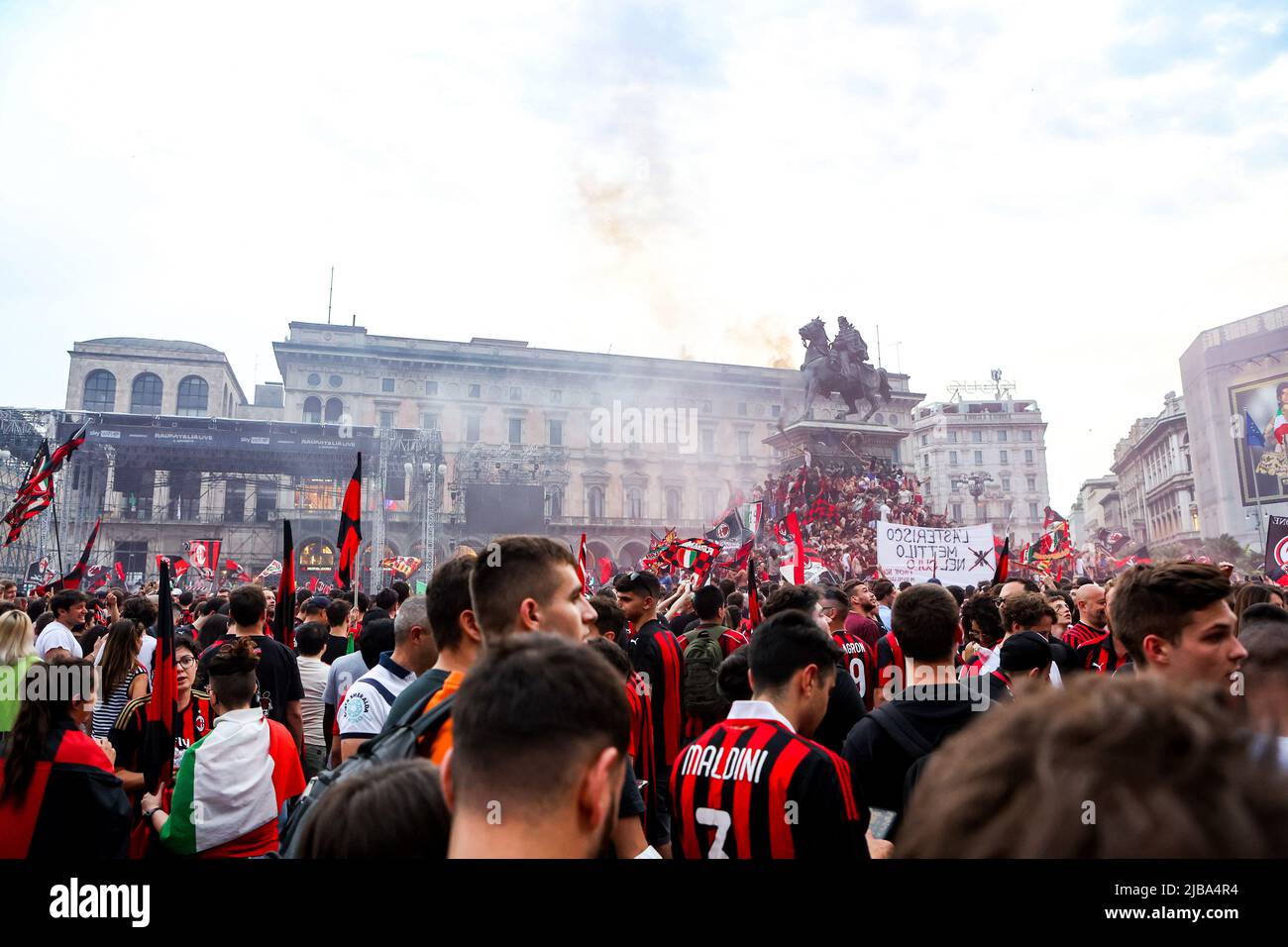 Die Mailänder Fans feiern auf dem Piazza Duomo, nachdem sie am 22 2022. Mai die Serie A und den Scudetto in Mailand, Italien, gewonnen haben Stockfoto