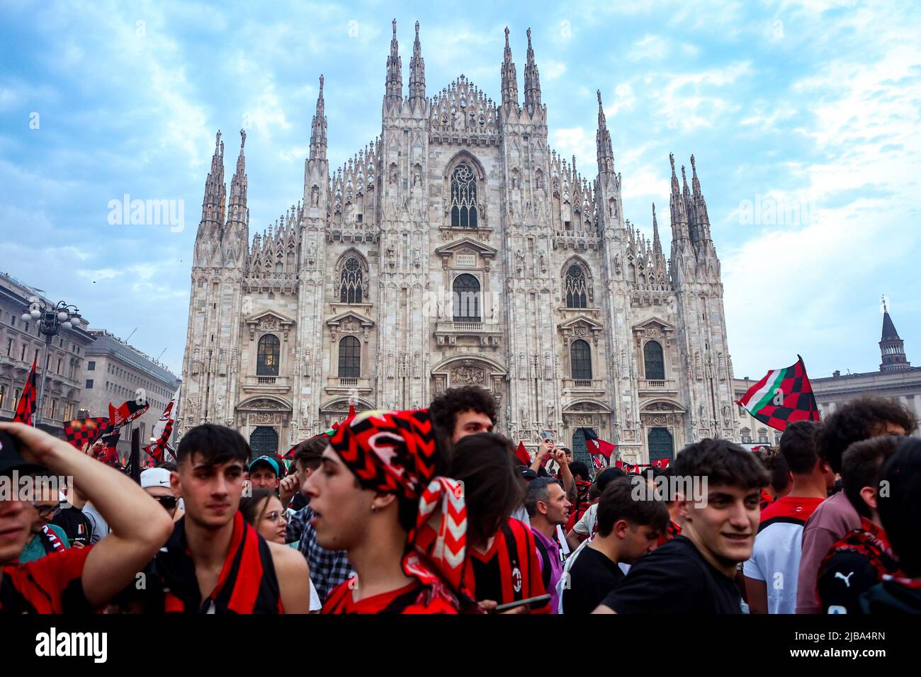 Die Mailänder Fans feiern auf dem Piazza Duomo, nachdem sie am 22 2022. Mai die Serie A und den Scudetto in Mailand, Italien, gewonnen haben Stockfoto