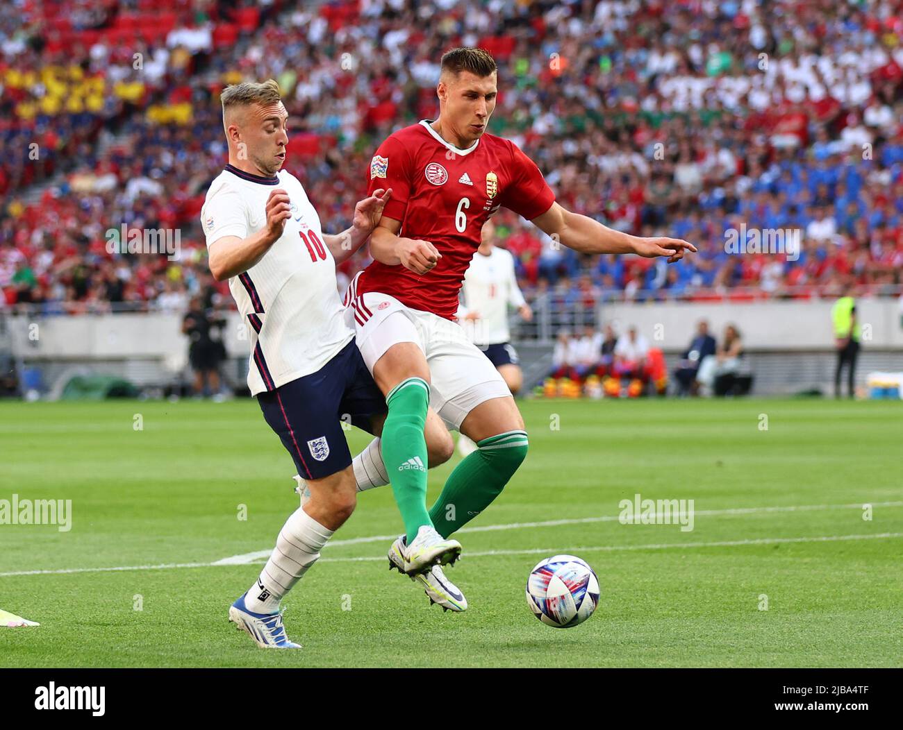 Budapest, Ungarn, 4.. Juni 2022. Jarrod Bowen aus England wurde vom ungarischen Willi Orban während des Spiels der UEFA Nations League in der Puskas Arena in Budapest blockiert. Bildnachweis sollte lauten: David Klein / Sportimage Kredit: Sportimage/Alamy Live News Stockfoto