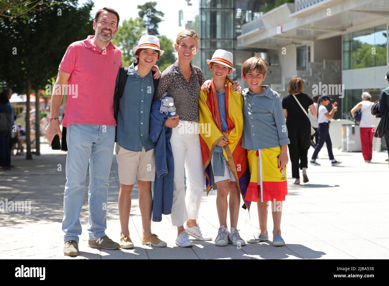 4.. Juni 2022; Roland Garros, Paris, Frankreich: French Open Tennisturnier: Eine spanische Familie kommt für den Tag nach Roland Garros Stockfoto