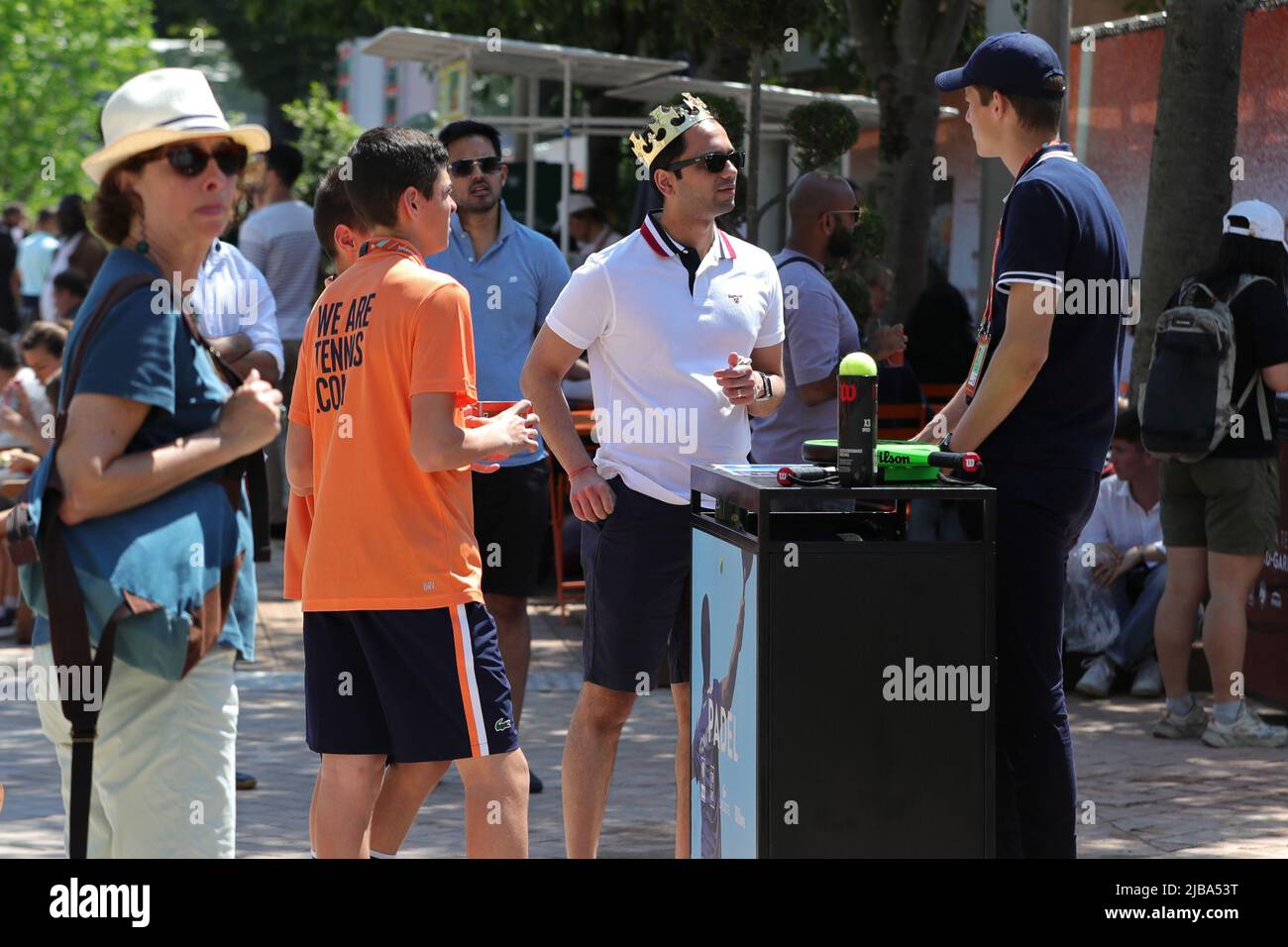 4.. Juni 2022; Roland Garros, Paris, Frankreich: French Open Tennisturnier: Fans erkundigen sich bei Roland Garros nach Paddle Tennis Stockfoto