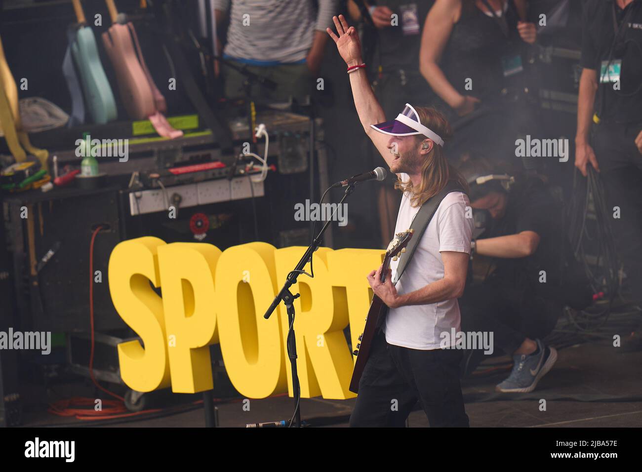 04. Juni 2022, Rheinland-Pfalz, Nürburg: Peter Brugger, Sänger und Gitarrist der Sportfreunde Stiller, tritt auf der Hauptbühne des Open-Air-Rockfestivals 'Rock am Ring' auf. Das Festival ist mit 90.000 Besuchern ausverkauft. Foto: Thomas Frey/dpa Stockfoto