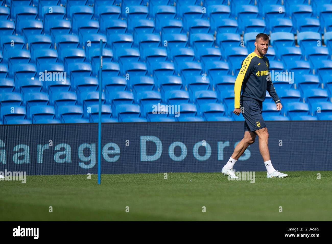 Cardiff, Wales, Großbritannien. 4.. Juni 2022. Andriy Yarmolenko beim Training der ukrainischen Fußballnationalmannschaft im Cardiff City Stadium vor dem Finale der FIFA-Weltmeisterschaft gegen Wales. Kredit: Mark Hawkins/Alamy Live Nachrichten Stockfoto