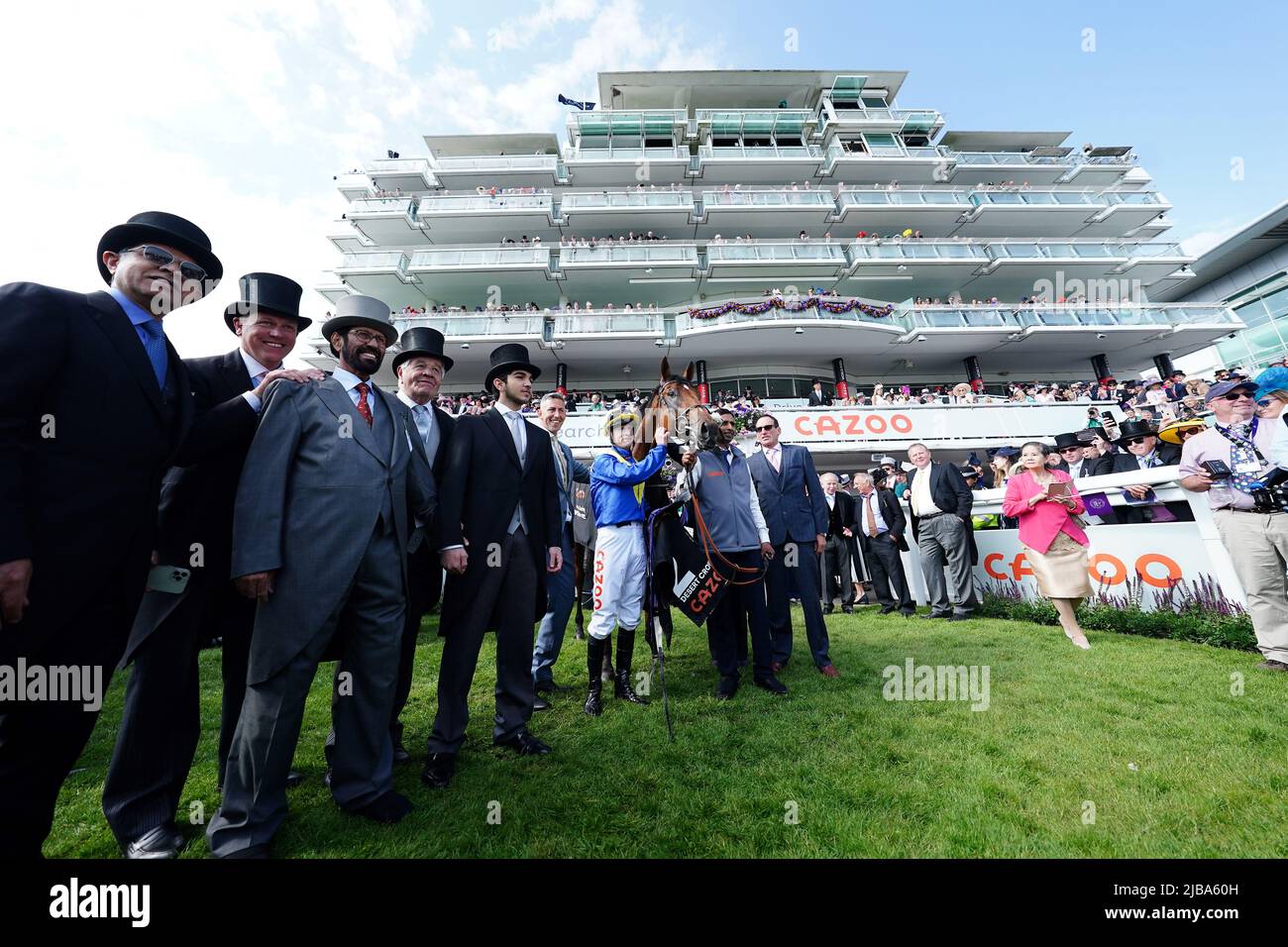 Jockey Richard Kingscote und Desert Crown nach dem Gewinn des Cazoo Derby (in Erinnerung an Lester Piggott) am Derby Day während des Cazoo Derby Festivals 2022 auf der Epsom Racecourse, Surrey. Bilddatum: Samstag, 4. Juni 2022. Stockfoto