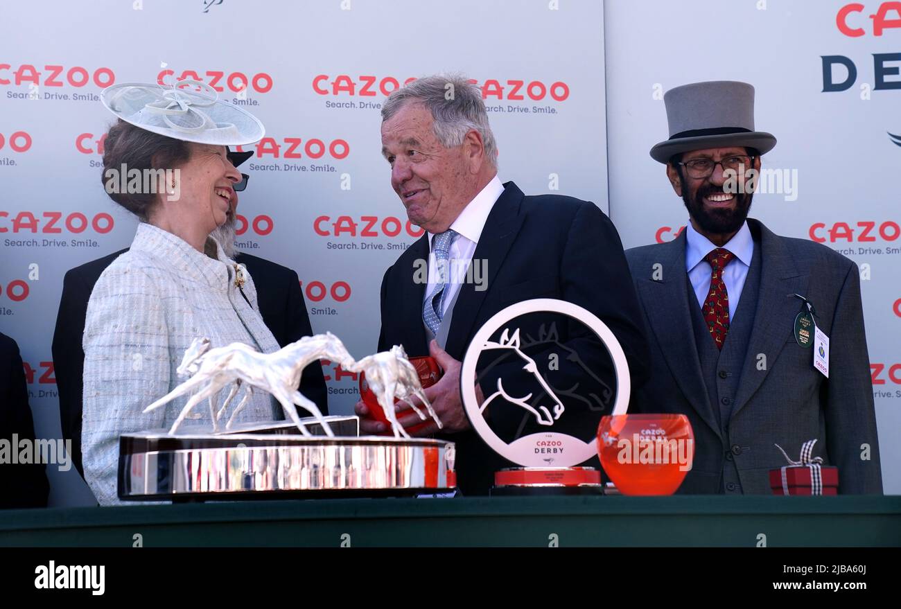 Die Prinzessin Royal überreicht die Trophäe an Trainer Sir Michael Stoute, nachdem er am Derby Day beim Cazoo Derby Festival 2022 auf der Epsom Racecourse in Surrey das Cazoo Derby (in Memory of Lester Piggott) mit Desert Crown gewonnen hatte. Bilddatum: Samstag, 4. Juni 2022. Stockfoto
