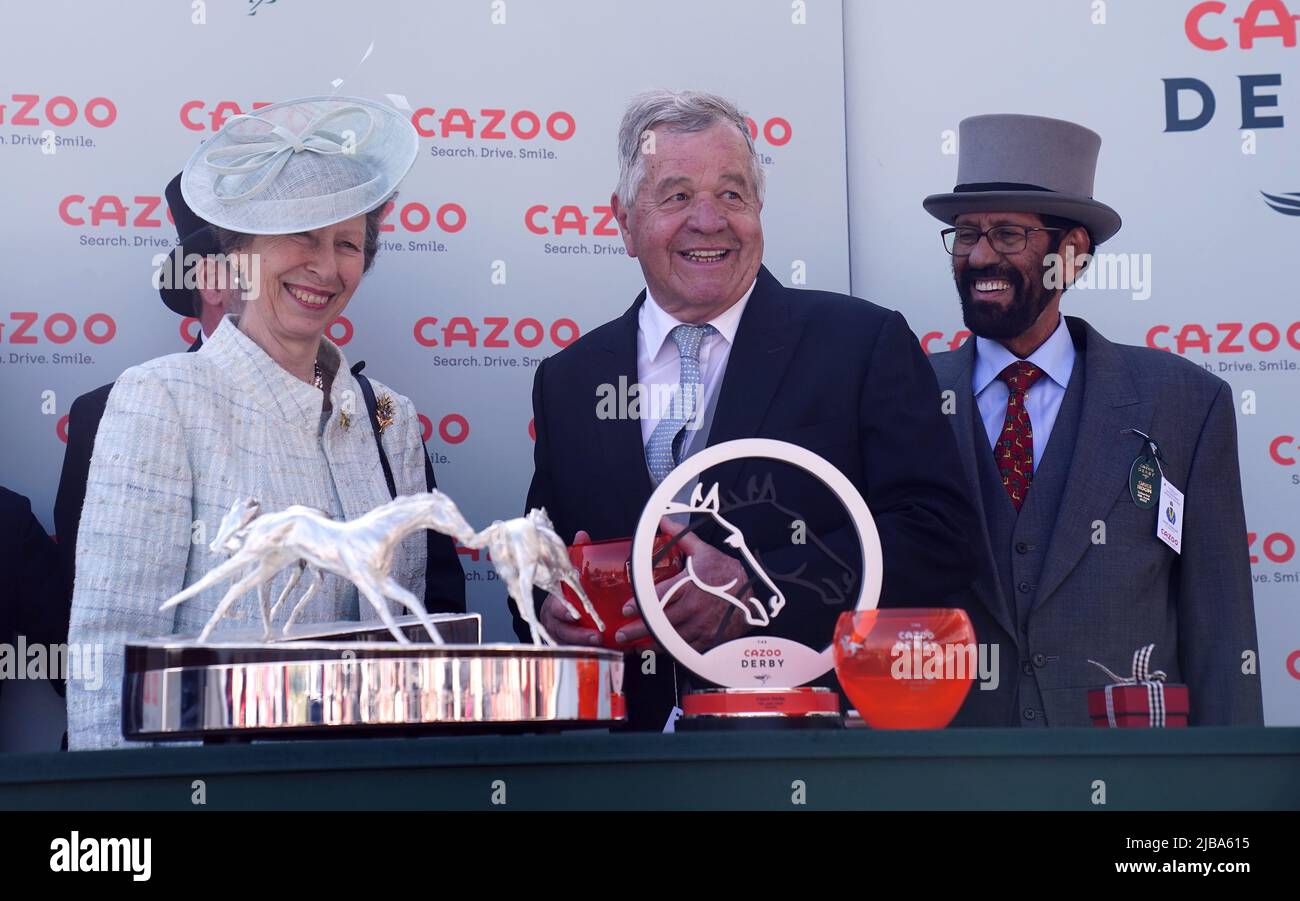 Die Prinzessin Royal überreicht die Trophäe an Trainer Sir Michael Stoute, nachdem er am Derby Day beim Cazoo Derby Festival 2022 auf der Epsom Racecourse in Surrey das Cazoo Derby (in Memory of Lester Piggott) mit Desert Crown gewonnen hatte. Bilddatum: Samstag, 4. Juni 2022. Stockfoto