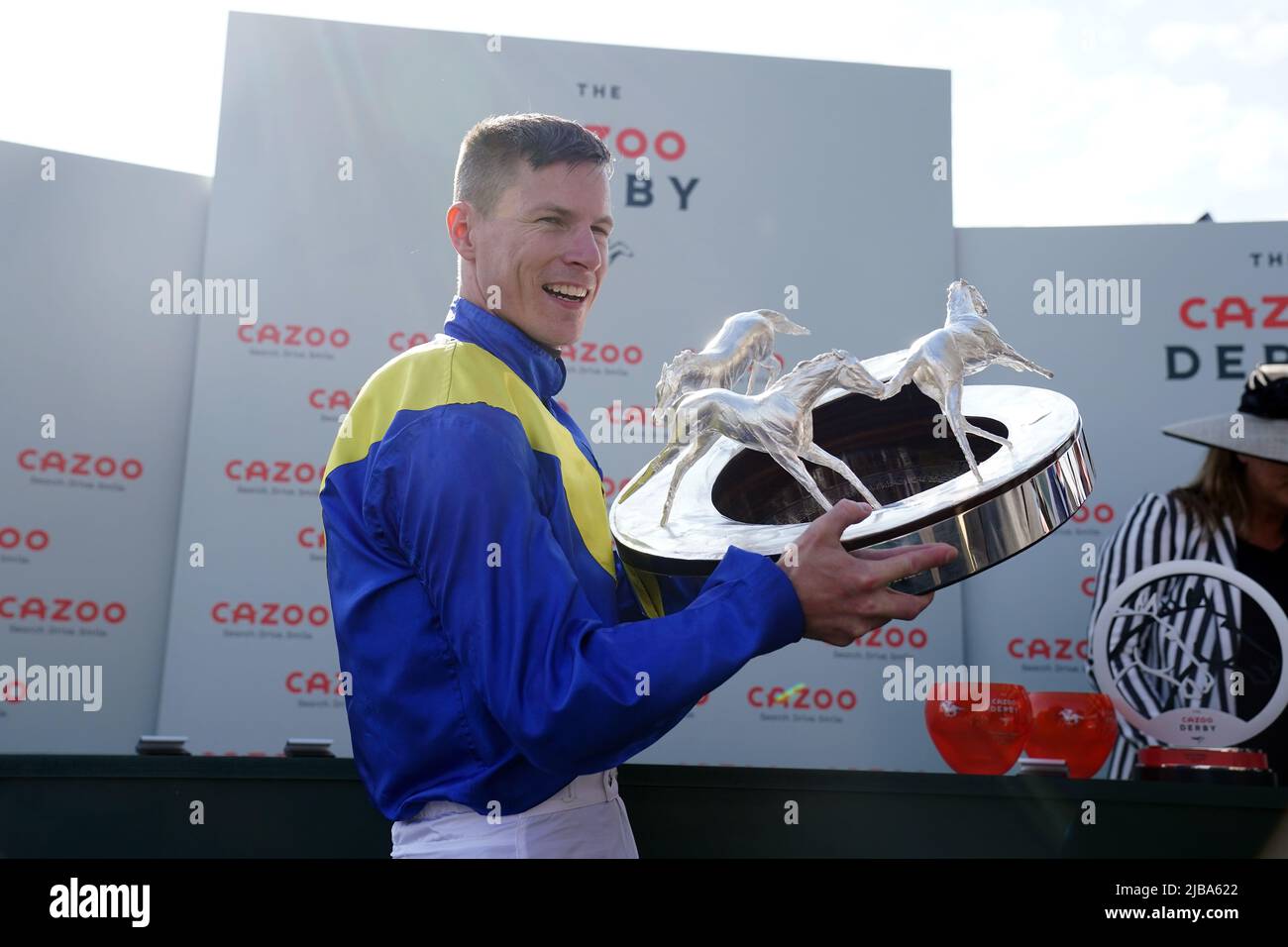 Jockey Richard Kingscote mit der Trophäe nach dem Gewinn des Cazoo Derby (in Memory of Lester Piggott) mit Desert Crown am Derby Day während des Cazoo Derby Festivals 2022 auf der Epsom Racecourse, Surrey. Bilddatum: Samstag, 4. Juni 2022. Stockfoto