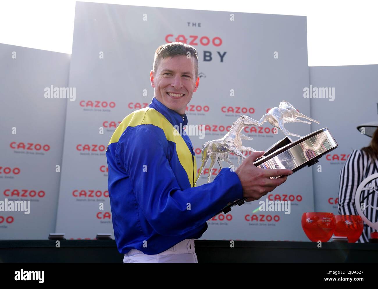 Jockey Richard Kingscote mit der Trophäe nach dem Gewinn des Cazoo Derby (in Memory of Lester Piggott) mit Desert Crown am Derby Day während des Cazoo Derby Festivals 2022 auf der Epsom Racecourse, Surrey. Bilddatum: Samstag, 4. Juni 2022. Stockfoto