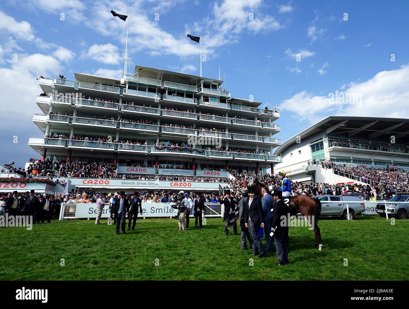 Desert Crown von Jockey Richard Kingscote geritten, nachdem er das Cazoo Derby (in Erinnerung an Lester Piggott) am Derby Day während des Cazoo Derby Festivals 2022 auf der Epsom Racecourse, Surrey, gewonnen hatte. Bilddatum: Samstag, 4. Juni 2022. Stockfoto