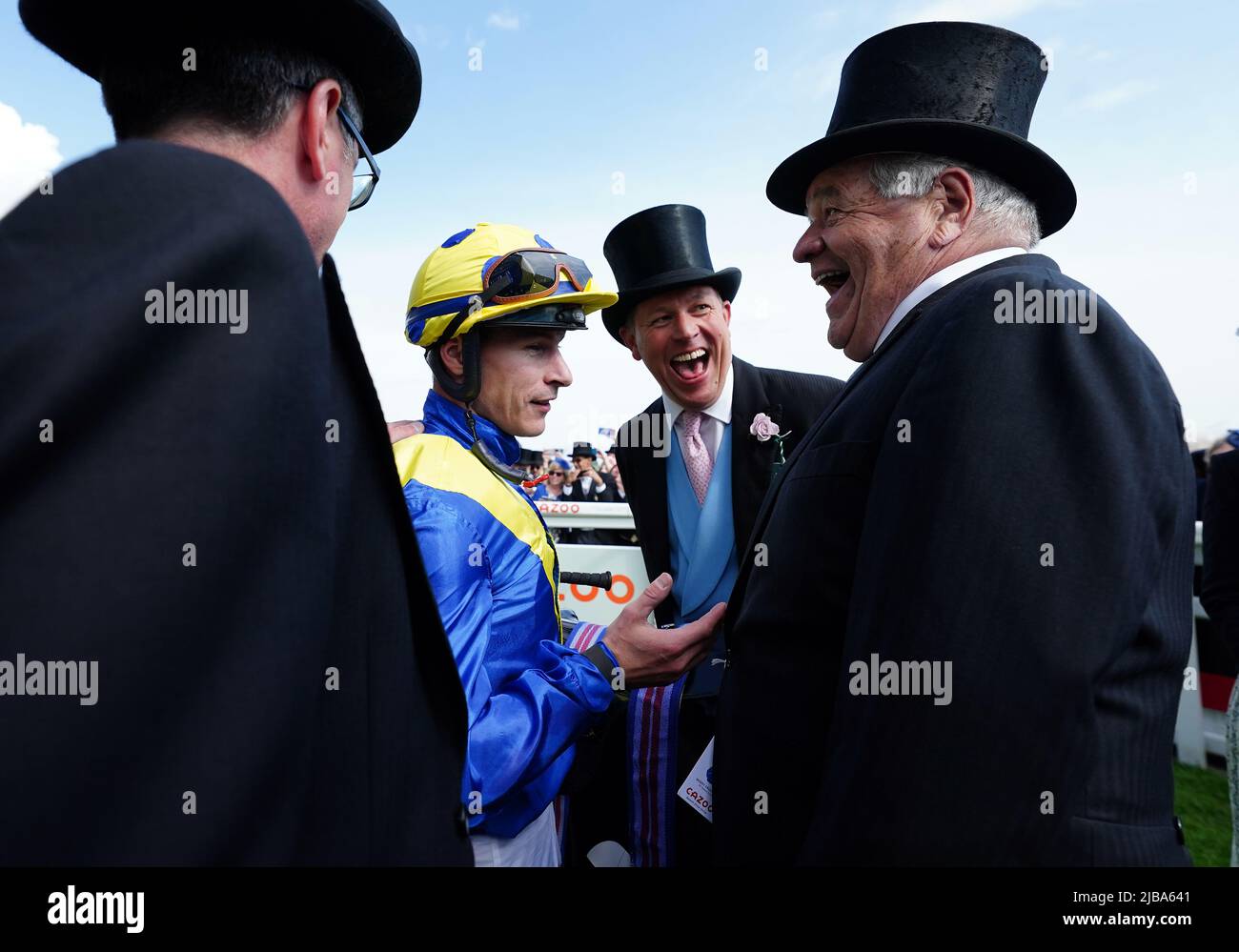 Jockey Richard Kingscote und Trainer Sir Michael Stoute, nachdem er das Cazoo Derby (in Erinnerung an Lester Piggott) mit Desert Crown am Derby Day während des Cazoo Derby Festivals 2022 auf der Epsom Racecourse in Surrey gewonnen hatte. Bilddatum: Samstag, 4. Juni 2022. Stockfoto