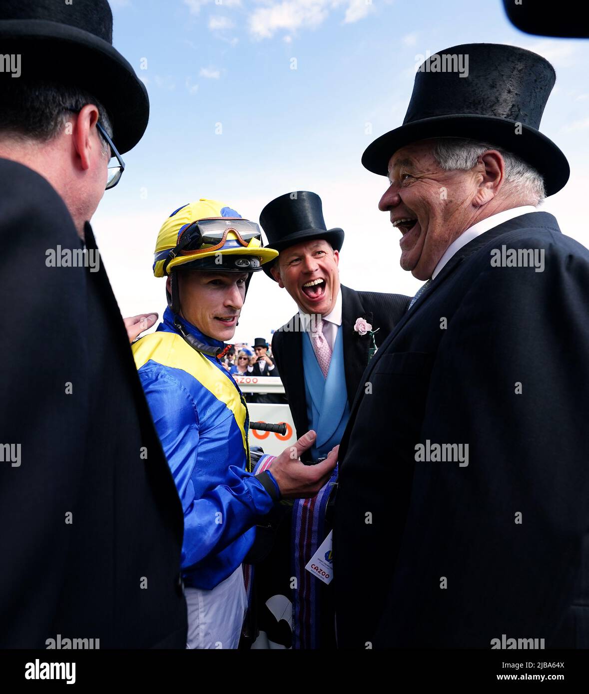 Jockey Richard Kingscote und Trainer Sir Michael Stoute, nachdem er das Cazoo Derby (in Erinnerung an Lester Piggott) mit Desert Crown am Derby Day während des Cazoo Derby Festivals 2022 auf der Epsom Racecourse in Surrey gewonnen hatte. Bilddatum: Samstag, 4. Juni 2022. Stockfoto