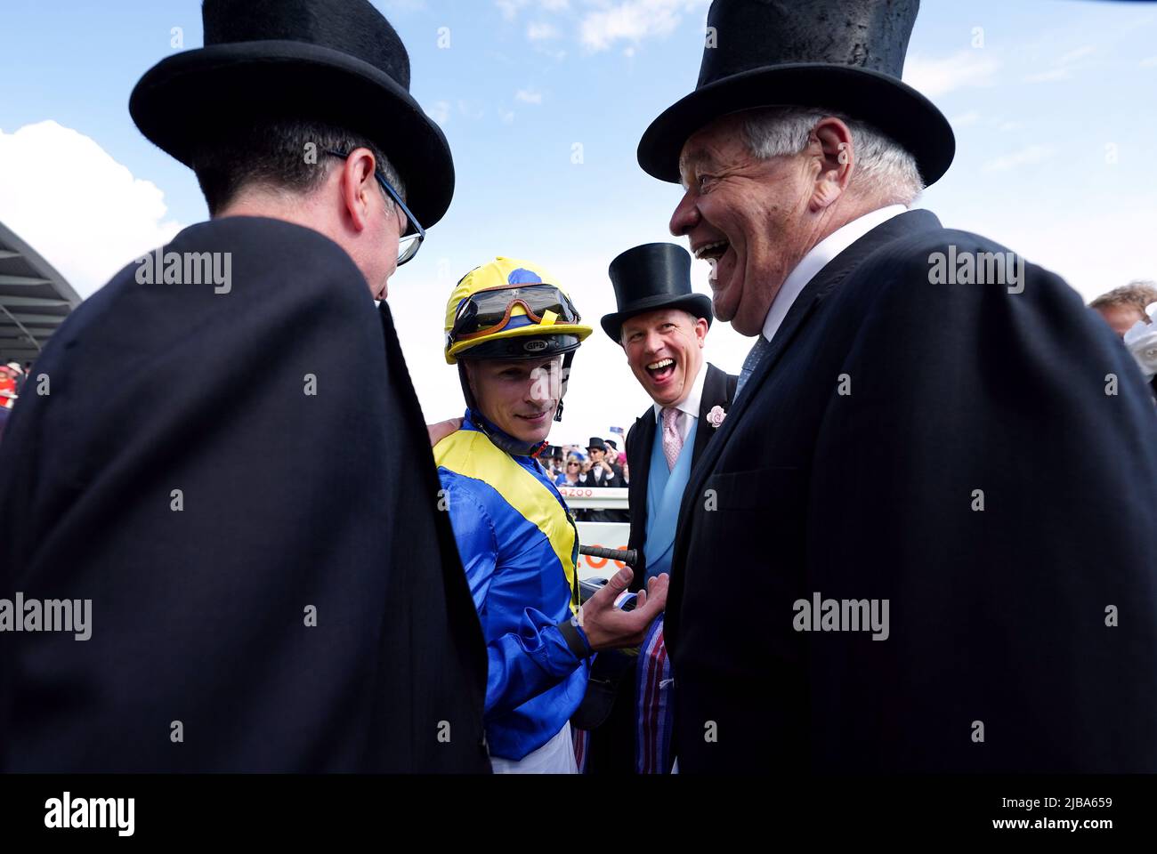 Jockey Richard Kingscote und Trainer Sir Michael Stoute, nachdem er das Cazoo Derby (in Erinnerung an Lester Piggott) mit Desert Crown am Derby Day während des Cazoo Derby Festivals 2022 auf der Epsom Racecourse in Surrey gewonnen hatte. Bilddatum: Samstag, 4. Juni 2022. Stockfoto