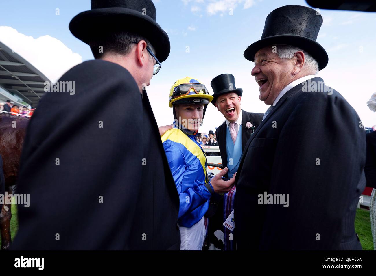 Jockey Richard Kingscote und Trainer Sir Michael Stoute, nachdem er das Cazoo Derby (in Erinnerung an Lester Piggott) mit Desert Crown am Derby Day während des Cazoo Derby Festivals 2022 auf der Epsom Racecourse in Surrey gewonnen hatte. Bilddatum: Samstag, 4. Juni 2022. Stockfoto
