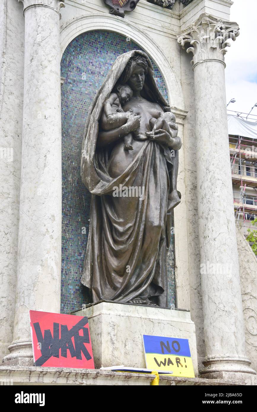 Manchester, Großbritannien, 4.. Juni 2022. Anti-Kriegs-Plakate auf einer Statue der Mutterschaft, einem Bild einer Mutter mit einem Kind. Anti-Kriegs-Kundgebung „steht mit der Ukraine“, ein Protest gegen die russische Invasion der Ukraine in Piccadilly Gardens, im Zentrum von Manchester, England, Großbritannien und den Britischen Inseln. Dies ist der sechzehnte Samstag, an dem der Protest stattgefunden hat. Die Proteste werden vom Ukrainischen Kulturzentrum „Dnipro“ Manchester organisiert. Quelle: Terry Waller/Alamy Live News Stockfoto