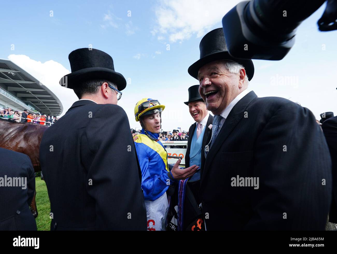 Jockey Richard Kingscote und Trainer Sir Michael Stoute, nachdem er das Cazoo Derby (in Erinnerung an Lester Piggott) mit Desert Crown am Derby Day während des Cazoo Derby Festivals 2022 auf der Epsom Racecourse in Surrey gewonnen hatte. Bilddatum: Samstag, 4. Juni 2022. Stockfoto