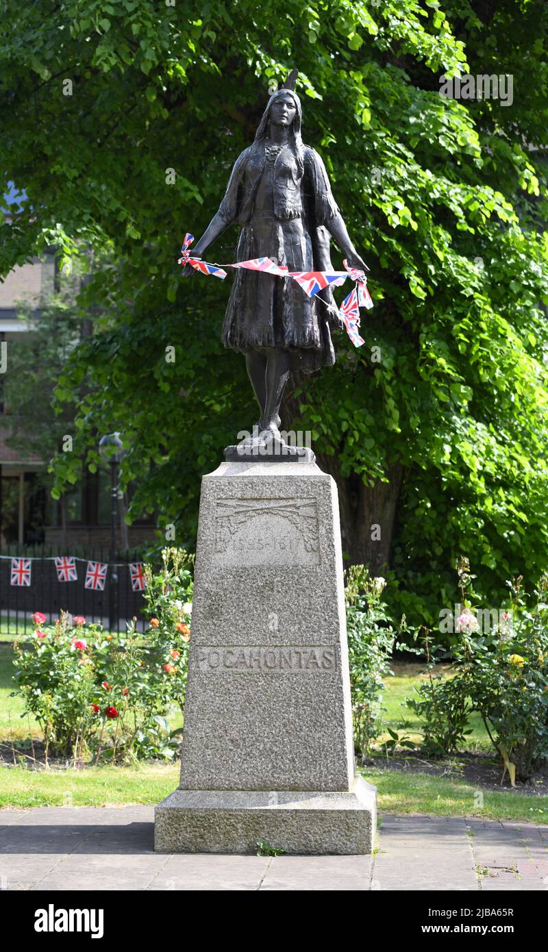 04/06/2022 Gravesend UK Eine Prinzessin Tribut an eine Königin. Gravesends ikonische Prinzessin Pocahontas Statue befindet sich in St. George's Church Gärten wurde Stockfoto