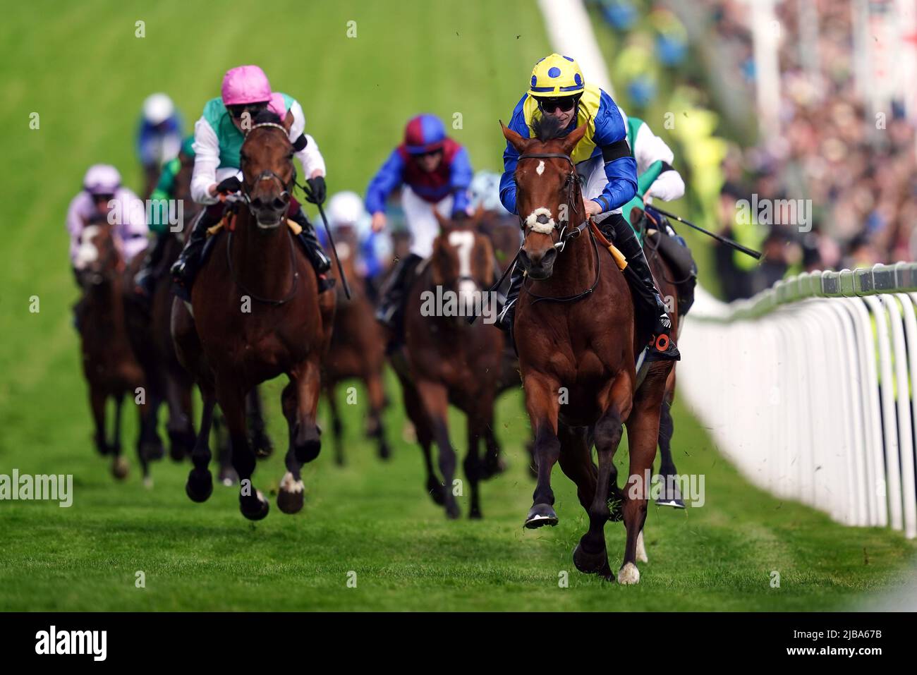 Desert Crown wird von Jockey Richard Kingscote auf dem Weg zum Sieg des Cazoo Derby (in Memory of Lester Piggott) am Derby Day beim Cazoo Derby Festival 2022 auf der Epsom Racecourse, Surrey, geritten. Bilddatum: Samstag, 4. Juni 2022. Stockfoto