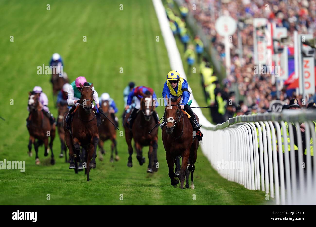 Desert Crown wird von Jockey Richard Kingscote auf dem Weg zum Sieg des Cazoo Derby (in Memory of Lester Piggott) am Derby Day beim Cazoo Derby Festival 2022 auf der Epsom Racecourse, Surrey, geritten. Bilddatum: Samstag, 4. Juni 2022. Stockfoto