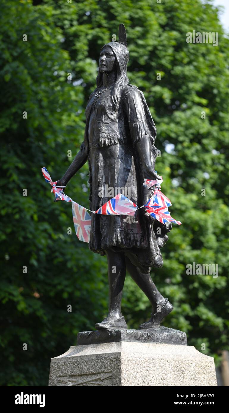 04/06/2022 Gravesend UK Eine Prinzessin Tribut an eine Königin. Gravesends ikonische Prinzessin Pocahontas Statue befindet sich in St. George's Church Gärten wurde Stockfoto