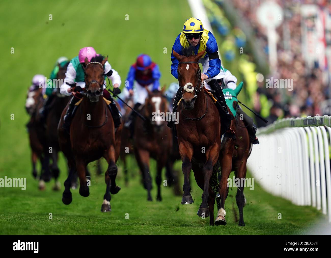 Desert Crown wird von Jockey Richard Kingscote auf dem Weg zum Sieg des Cazoo Derby (in Memory of Lester Piggott) am Derby Day beim Cazoo Derby Festival 2022 auf der Epsom Racecourse, Surrey, geritten. Bilddatum: Samstag, 4. Juni 2022. Stockfoto