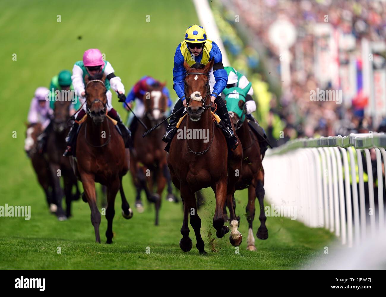 Desert Crown wird von Jockey Richard Kingscote auf dem Weg zum Sieg des Cazoo Derby (in Memory of Lester Piggott) am Derby Day beim Cazoo Derby Festival 2022 auf der Epsom Racecourse, Surrey, geritten. Bilddatum: Samstag, 4. Juni 2022. Stockfoto