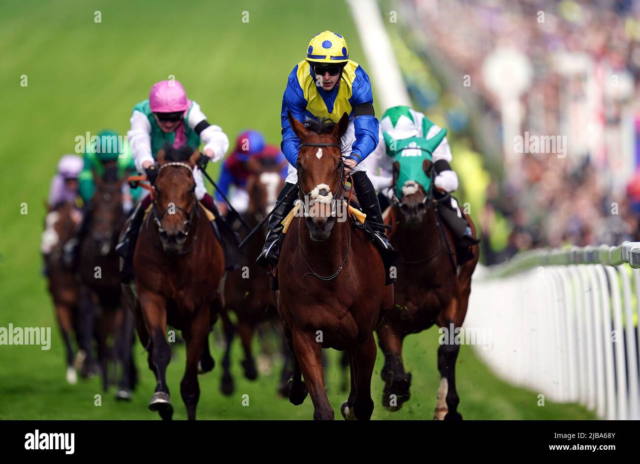 Desert Crown wird von Jockey Richard Kingscote auf dem Weg zum Sieg des Cazoo Derby (in Memory of Lester Piggott) am Derby Day beim Cazoo Derby Festival 2022 auf der Epsom Racecourse, Surrey, geritten. Bilddatum: Samstag, 4. Juni 2022. Stockfoto