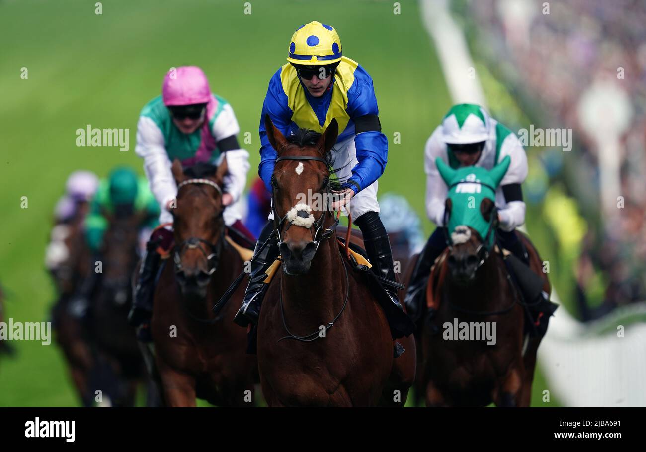 Desert Crown wird von Jockey Richard Kingscote auf dem Weg zum Sieg des Cazoo Derby (in Memory of Lester Piggott) am Derby Day beim Cazoo Derby Festival 2022 auf der Epsom Racecourse, Surrey, geritten. Bilddatum: Samstag, 4. Juni 2022. Stockfoto
