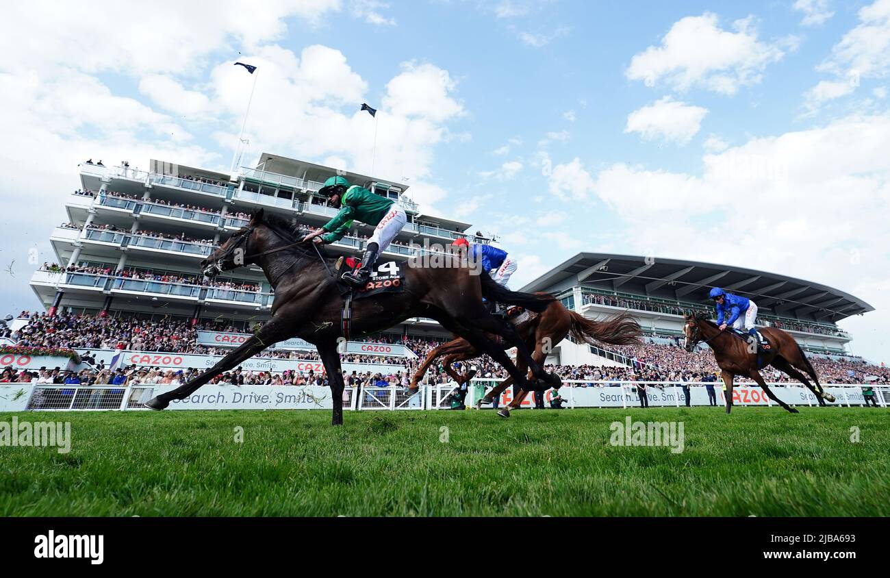 Läufer und Reiter beim Cazoo Derby (in Erinnerung an Lester Piggott) am Derby Day während des Cazoo Derby Festivals 2022 auf der Epsom Racecourse, Surrey. Bilddatum: Samstag, 4. Juni 2022. Stockfoto