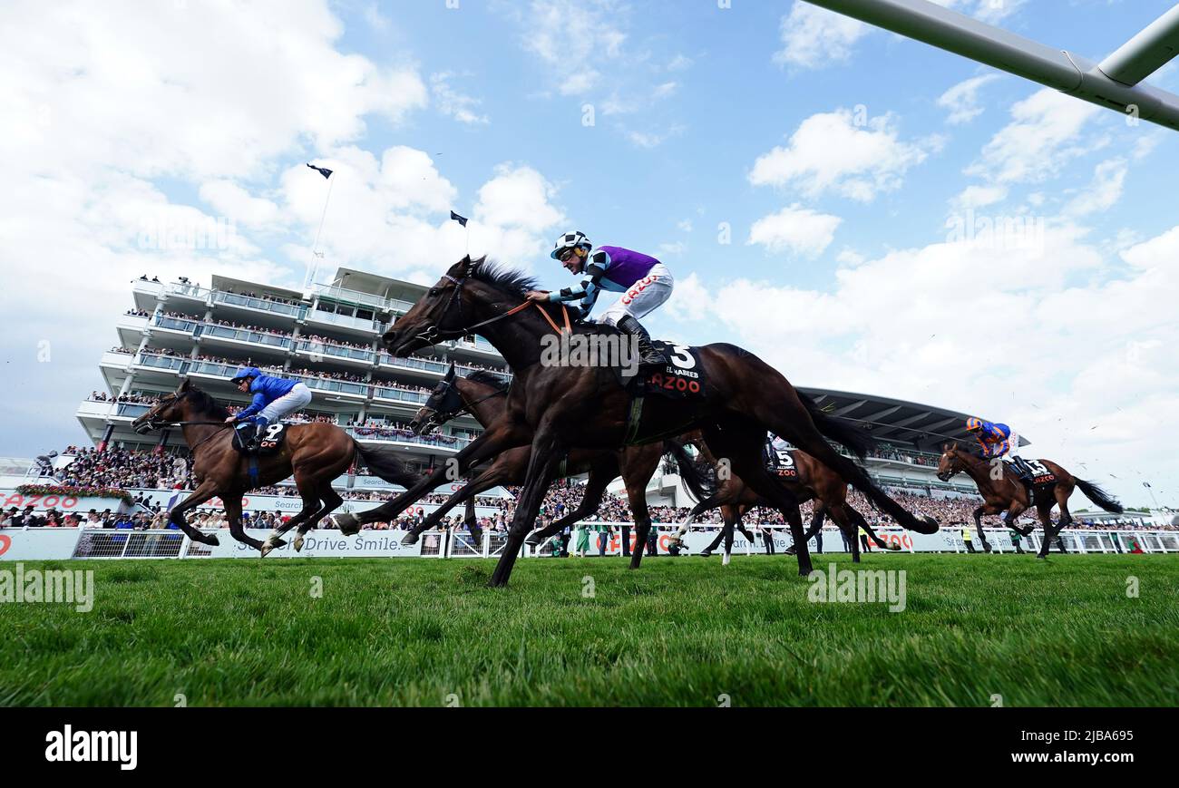 Läufer und Reiter beim Cazoo Derby (in Erinnerung an Lester Piggott) am Derby Day während des Cazoo Derby Festivals 2022 auf der Epsom Racecourse, Surrey. Bilddatum: Samstag, 4. Juni 2022. Stockfoto