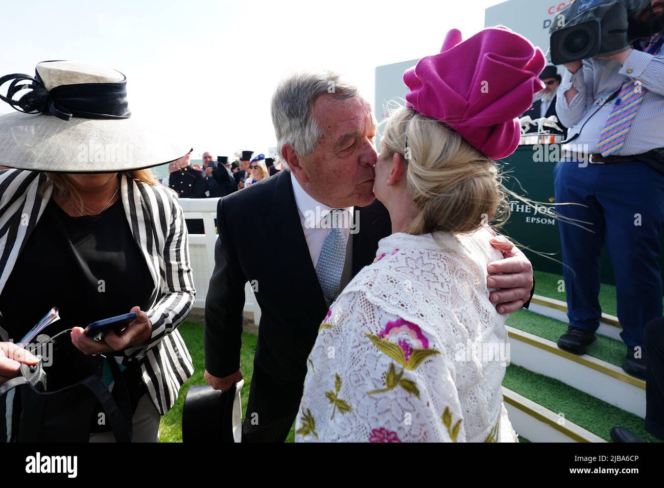Trainer Sir Michael Stoute nach dem Gewinn des Cazoo Derby (in Erinnerung an Lester Piggott) mit Desert Crown am Derby Day während des Cazoo Derby Festivals 2022 auf der Epsom Racecourse, Surrey. Bilddatum: Samstag, 4. Juni 2022. Stockfoto