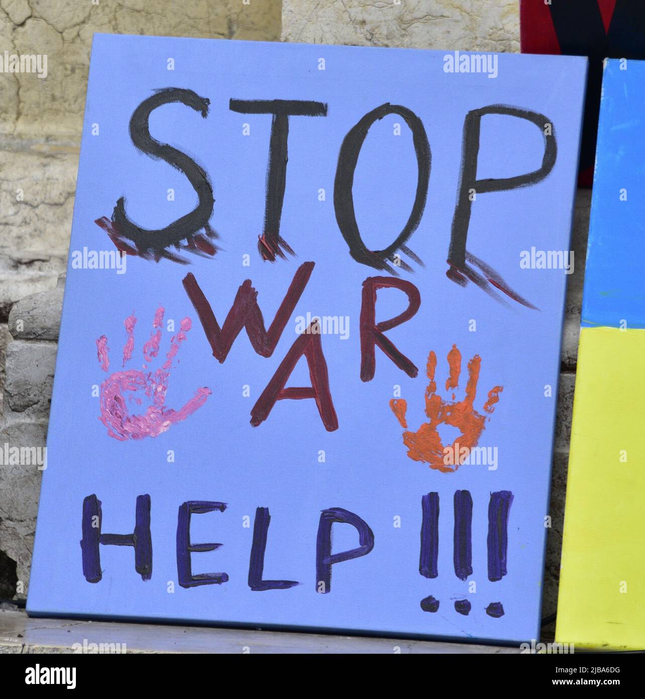 Manchester, Großbritannien, 4.. Juni 2022. Auf einem Plakat steht: 'Stoppt den Krieg. Hilfe.“. Anti-Kriegs-Kundgebung „steht mit der Ukraine“, ein Protest gegen die russische Invasion der Ukraine in Piccadilly Gardens, im Zentrum von Manchester, England, Großbritannien und den Britischen Inseln. Dies ist der sechzehnte Samstag, an dem der Protest stattgefunden hat. Die Proteste werden vom Ukrainischen Kulturzentrum „Dnipro“ Manchester organisiert. Quelle: Terry Waller/Alamy Live News Stockfoto