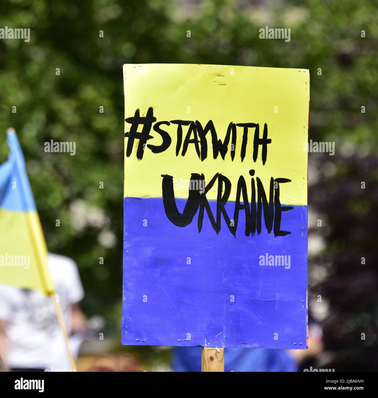Manchester, Großbritannien, 4.. Juni 2022. Auf einem Plakat steht: 'stay with Ukraine'. Anti-Kriegs-Kundgebung „steht mit der Ukraine“, ein Protest gegen die russische Invasion der Ukraine in Piccadilly Gardens, im Zentrum von Manchester, England, Großbritannien und den Britischen Inseln. Dies ist der sechzehnte Samstag, an dem der Protest stattgefunden hat. Die Proteste werden vom Ukrainischen Kulturzentrum „Dnipro“ Manchester organisiert. Quelle: Terry Waller/Alamy Live News Stockfoto