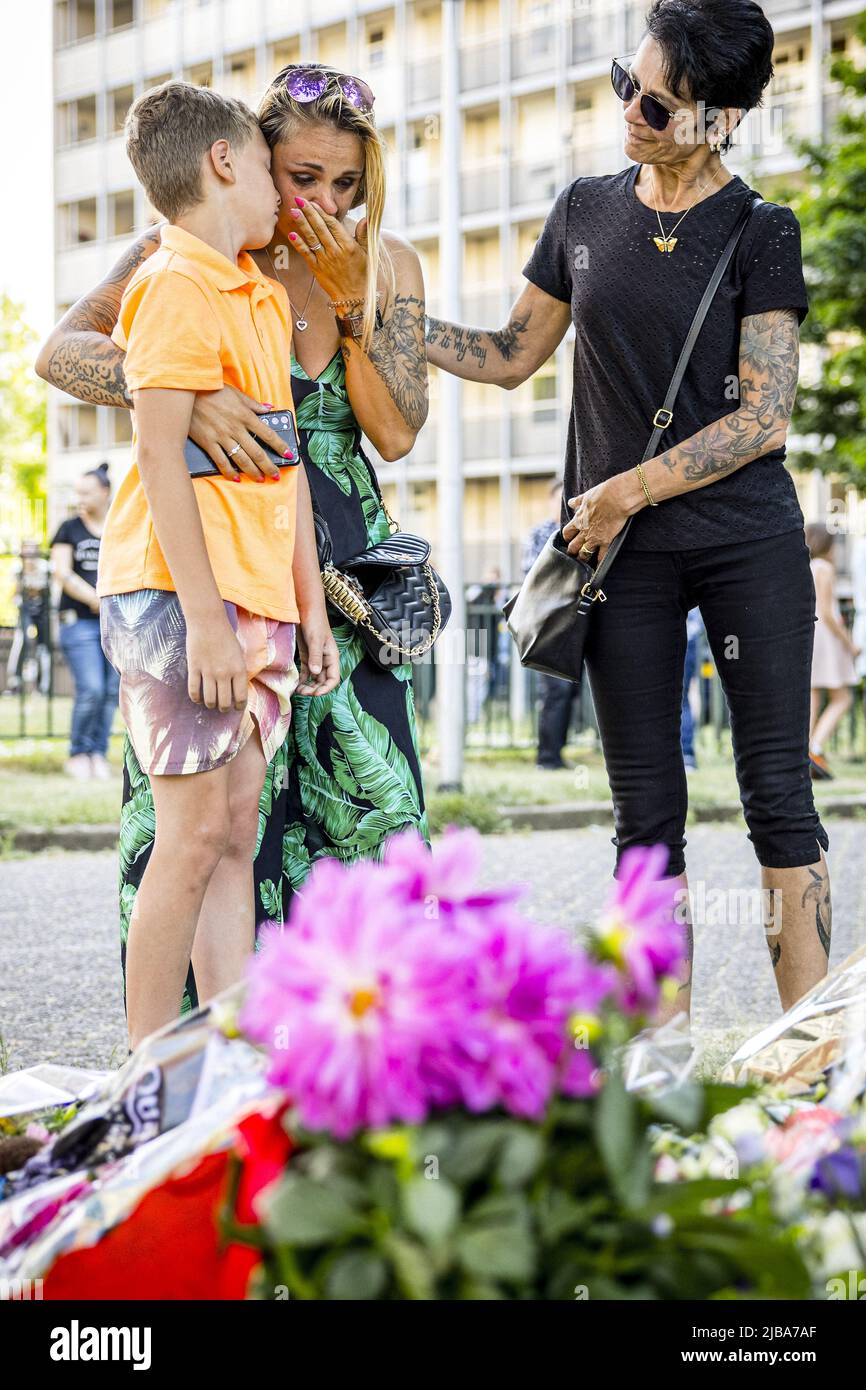 2022-06-04 18:34:36 KERKRADE - Blumen auf dem Spielplatz bei Hertogenlaan und Zonstraat, wo 9-jährige Gino gesagt wird, zuletzt gesehen worden zu sein. Ginos Familie ist schockiert und zutiefst traurig, dass der Junge, der seit Mittwoch vermisst wurde, tot aufgefunden wurde. Eine Lücke, die nicht ausgefüllt werden kann, wird in einer Erklärung im Namen der Familie angegeben. ANP ROB ENGELAAR niederlande aus - belgien aus Stockfoto