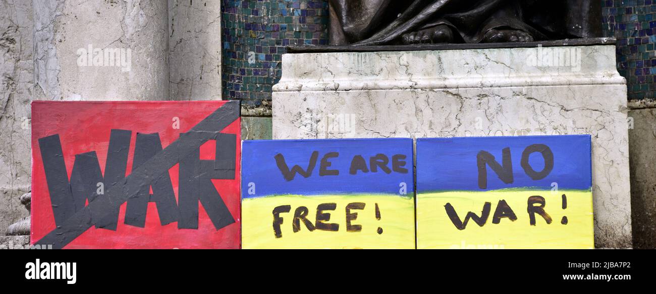 Manchester, Großbritannien, 4.. Juni 2022. Anti-Kriegs-Kundgebung „steht mit der Ukraine“, ein Protest gegen die russische Invasion der Ukraine in Piccadilly Gardens, im Zentrum von Manchester, England, Großbritannien und den Britischen Inseln. Dies ist der sechzehnte Samstag, an dem der Protest stattgefunden hat. Die Proteste werden vom Ukrainischen Kulturzentrum „Dnipro“ Manchester organisiert. Quelle: Terry Waller/Alamy Live News Stockfoto
