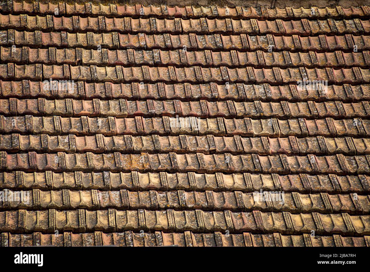 Alte und verwitterte Dachziegel schaffen eine einheitliche und geometrische Textur, die typisch für den Südosten Spaniens ist Stockfoto