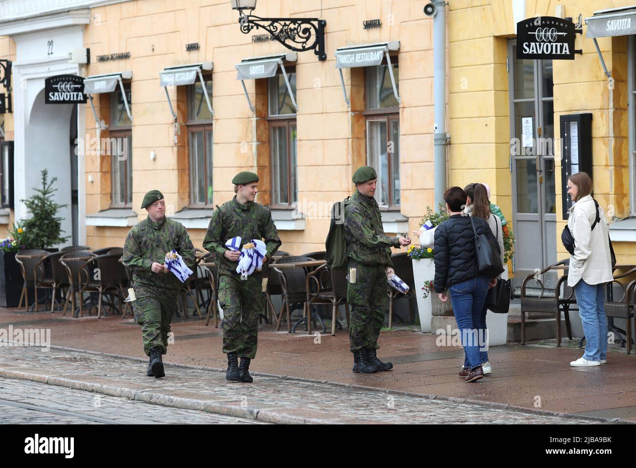 Helsinki, Finnland. 04.. Juni 2022. Das finnische Militär sah, wie es die finnischen Flaggen an Passanten verteilte. Am 4.. Juni, während der Feierlichkeiten zum Nationalfeiertag, dem Flaggentag der finnischen Streitkräfte, fand in Helsinki, Finnland, eine Militärparade statt. Kredit: SOPA Images Limited/Alamy Live Nachrichten Stockfoto