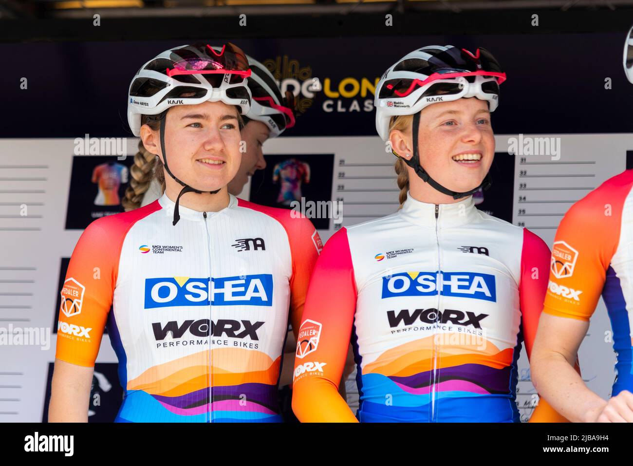 Connie Hayes und Maddie Wadsworth vom Team AWOL O'Shea sind bereit für das RideLondon Classique UCI Frauen-Radrennen Etappe 1 in Maldon, Essex, Großbritannien Stockfoto
