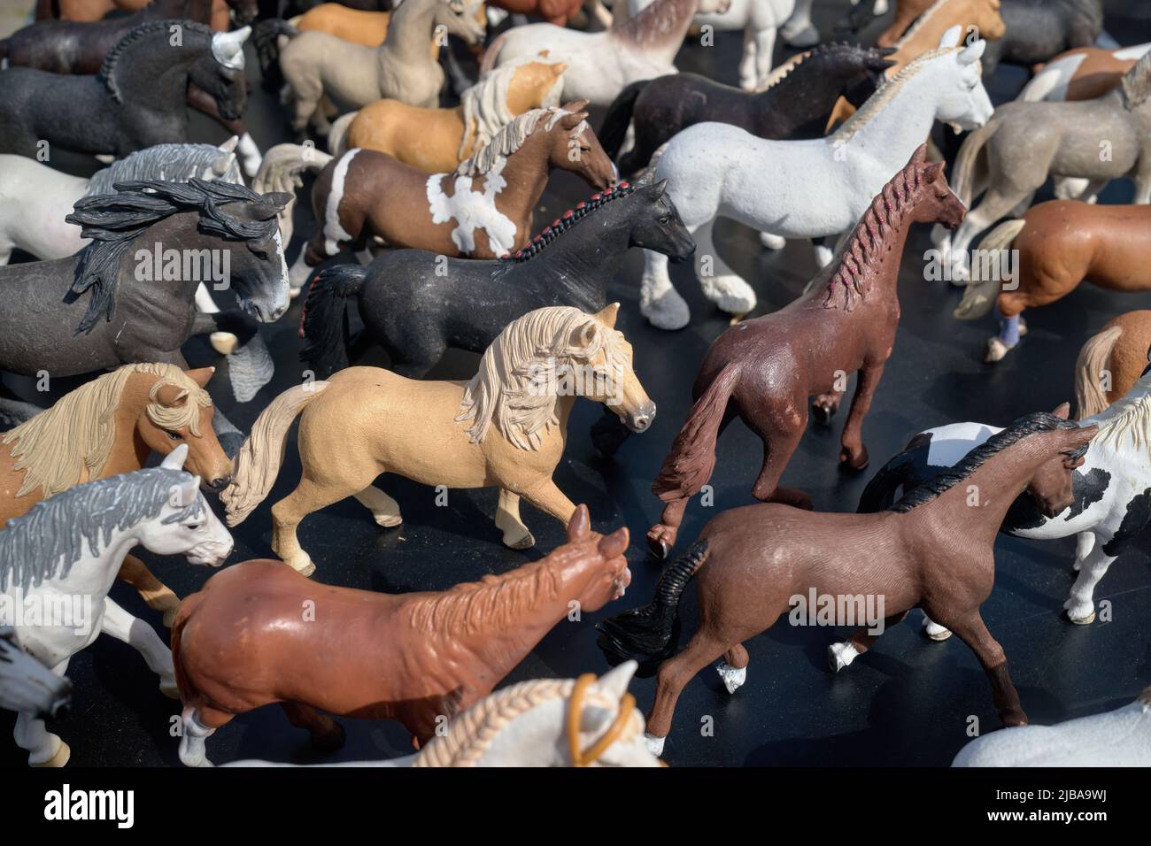 Plastikspielzeug (Pferde) auf dem Flohmarkt in Hannover (Nr. 15) Stockfoto