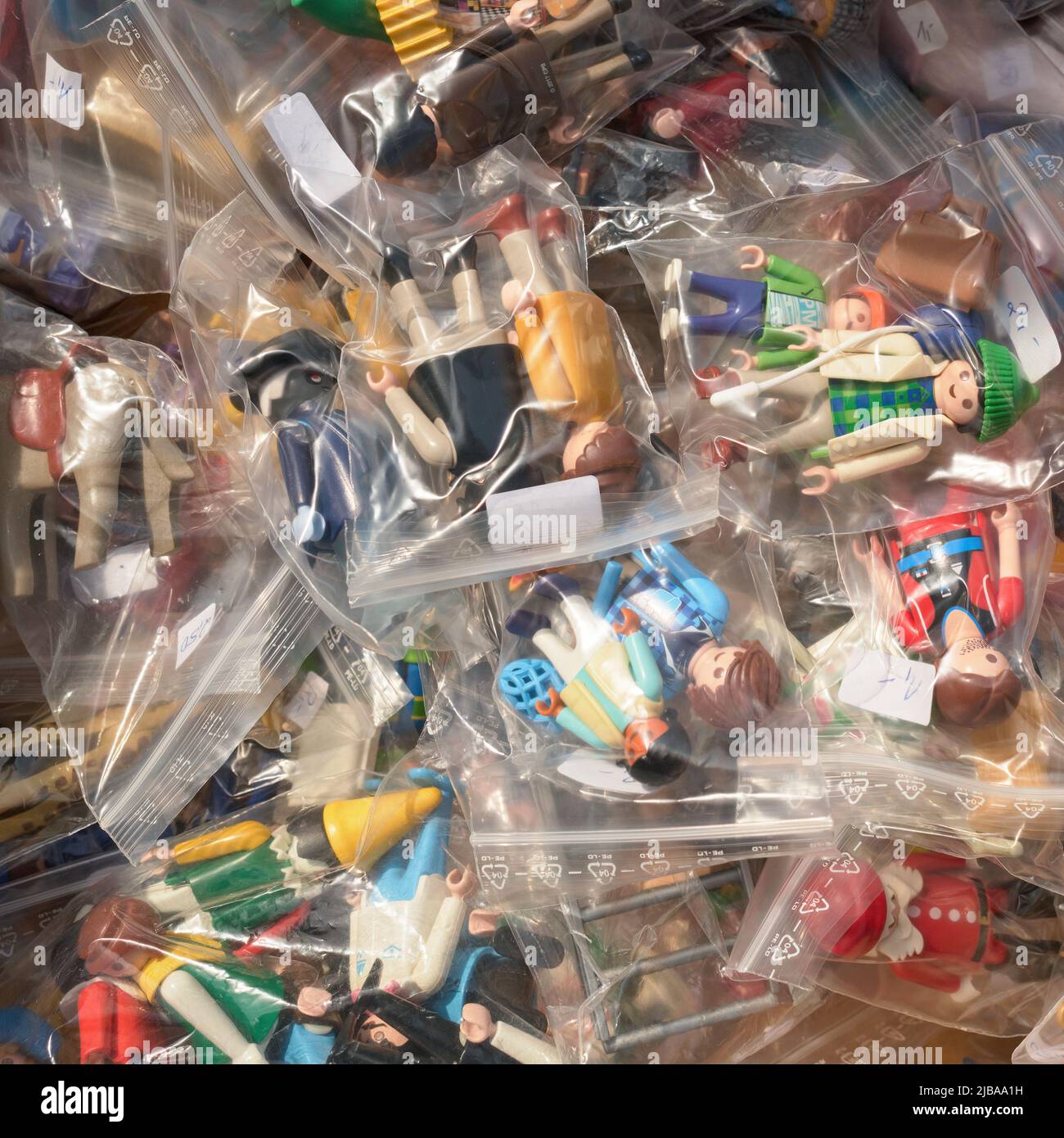 Verschiedene Plastikspielzeuge (LGO-Figuren) auf dem Flohmarkt in Hannover (Nr. 18) Stockfoto