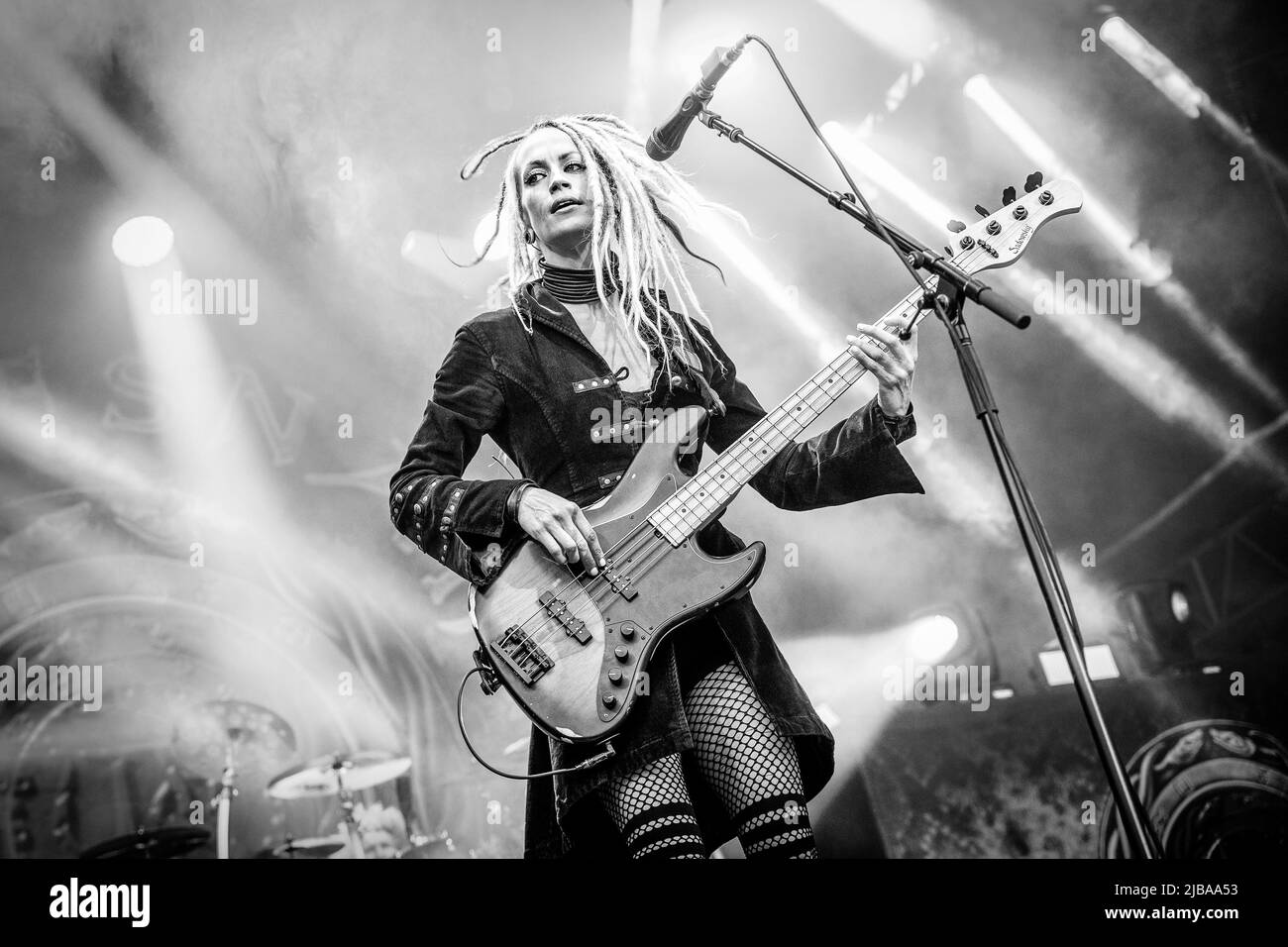 Hamer, Norwegen. 02., Juni 2022. Die englische Rockband Whitesnake spielt ein Live-Konzert im Vikingeskipet in Hamar. Hier ist Bassistin Tanya O'Callaghan live auf der Bühne zu sehen. (Foto: Gonzales Photo - Terje Dokken). Stockfoto