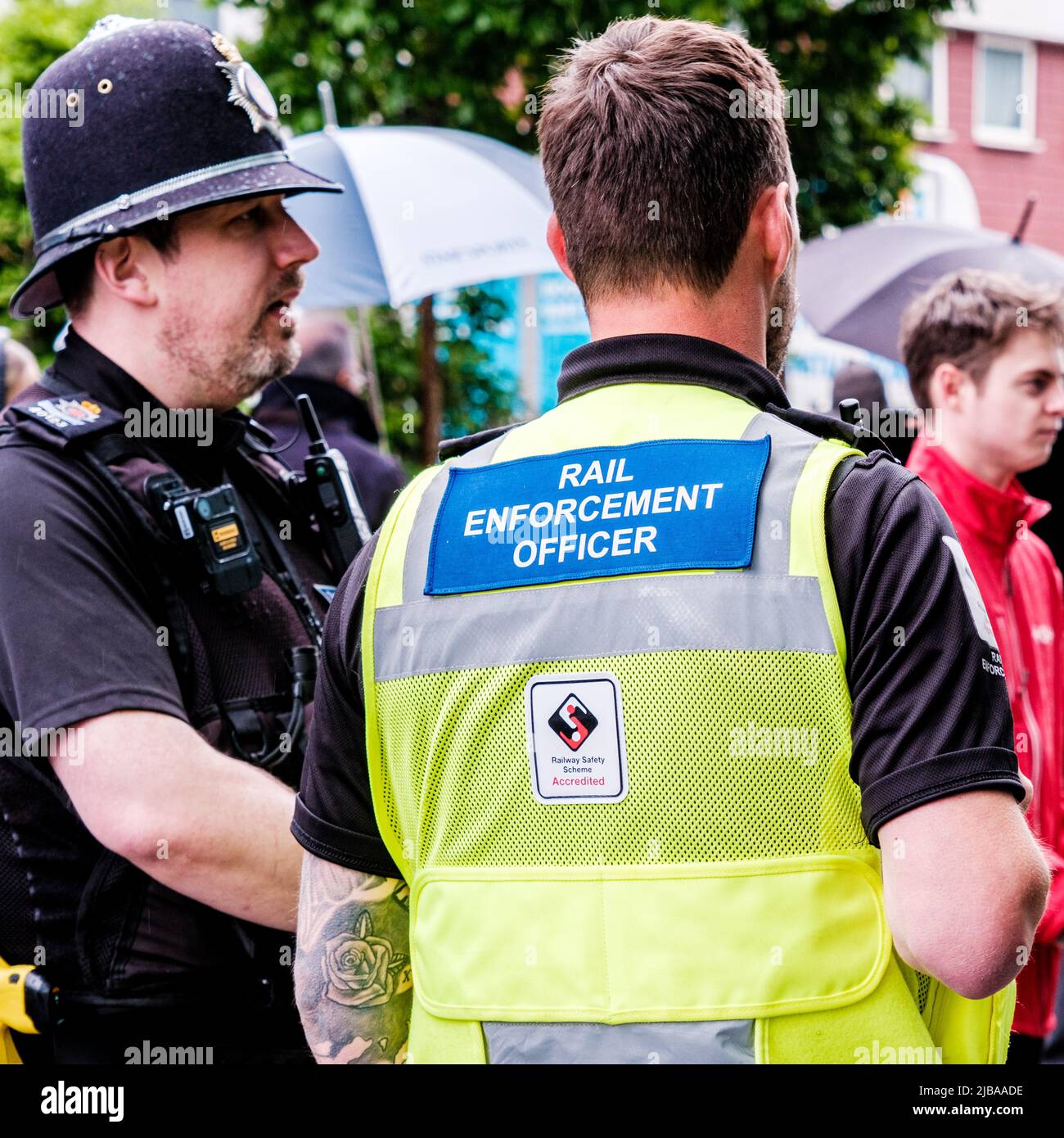 Epsom Surrey, London, Großbritannien, 04 2022. Juni, Polizeibeamter und Polizeibeamter für den Schienenverkehr stehen vor dem Bahnhof und sprechen Stockfoto
