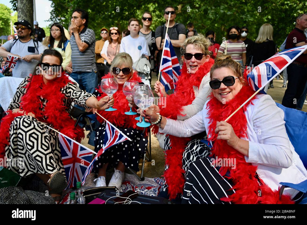 London, Großbritannien. Eine Gruppe königlicher Fans stoßen auf die Königin an. Platin-Jubilee Tag Drei. Menschenmassen versammelten sich in der Mall vor dem Buckingham Palace, um auf das abendliche Platinum Party Konzert zu warten. Kredit: michael melia/Alamy Live Nachrichten Stockfoto