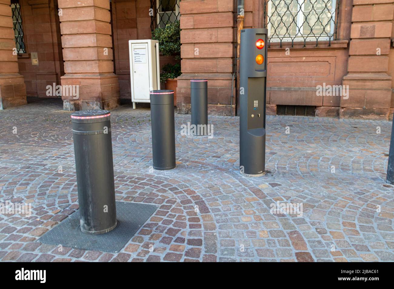 Heidelberg, Deutschland: Juni 2. 2022: Einfahrende Poller zum Schutz der Fußgängerzone vor Terroranschlägen mit Fahrzeugen Stockfoto