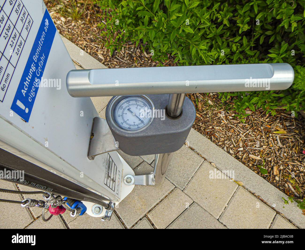 Neckargemuend, Deutschland: Mai 13 2022: Details einer Station mit Werkzeug auf einem Fahrradparkplatz, wo kleine Reparaturen am Fahrrad von Ihnen selbst durchgeführt werden können Stockfoto