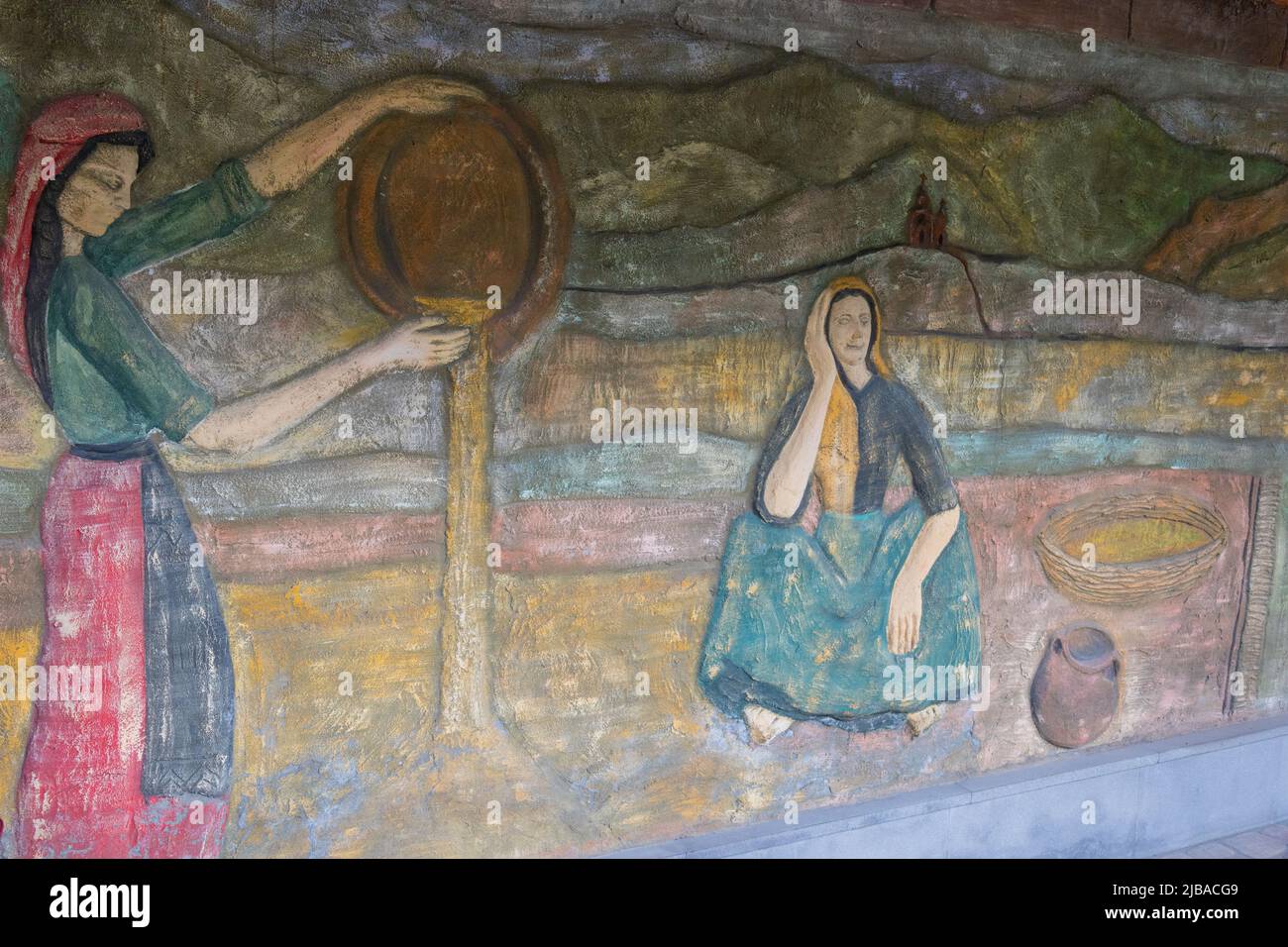 Wandgemälde mit zwei armenischen Frauen in Nationalkostümen, mit einer Kirche und Bergen im Hintergrund Stockfoto