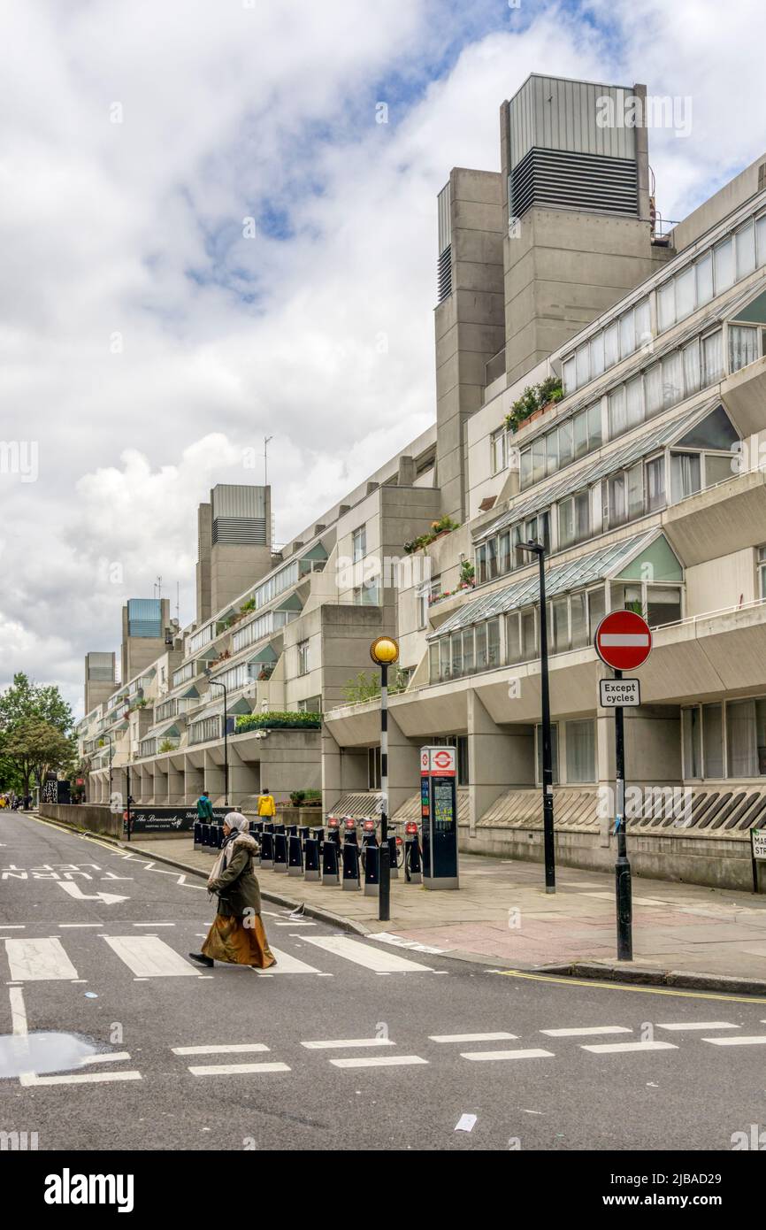 Das denkmalgeschützte Wohn- und Einkaufszentrum Brunswick Centre in Bloomsbury, London, wurde Mitte 1960s von Patrick Hodgkinson entworfen. Stockfoto