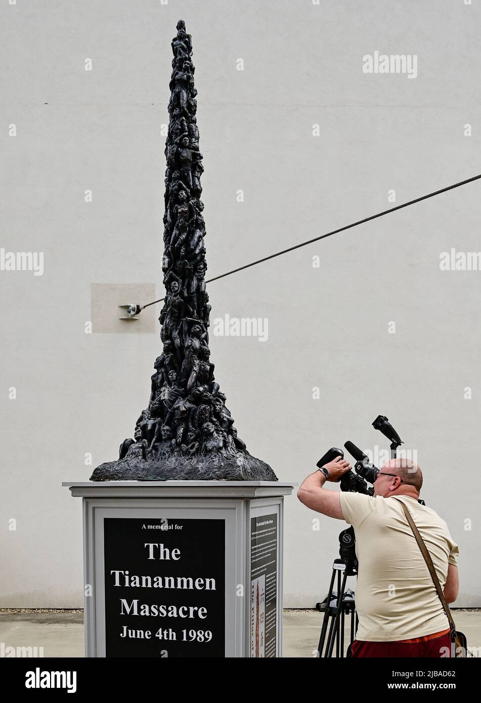 Am 4. Juni 2022 wurde im DOX Center of Contemporary Art in Prag die Statue „Säule der Schande“ des dänischen Künstlers Jens Galschiot enthüllt, um an das Massaker auf dem Platz des Himmlischen Friedens in Peking im Jahr 1989 zu erinnern. Aus Anlass des 33. Jahrestages der Veranstaltung und des dritten Jahrestages der prodemokratischen Bewegung in Hongkong. Die Statue zeigt verschränkte menschliche Körper, die unter Unterdrückung leiden. Der Autor Galschiot, der auch ein Performer und Menschenrechtsaktivist ist ist, sagte, einer der Gründe für seine Beteiligung sei die Energie der jungen Menschen in Hongkong, die ihn an die Entschlossenheit junger Chinesen im Alter von 33 Jahren erinnerte Stockfoto